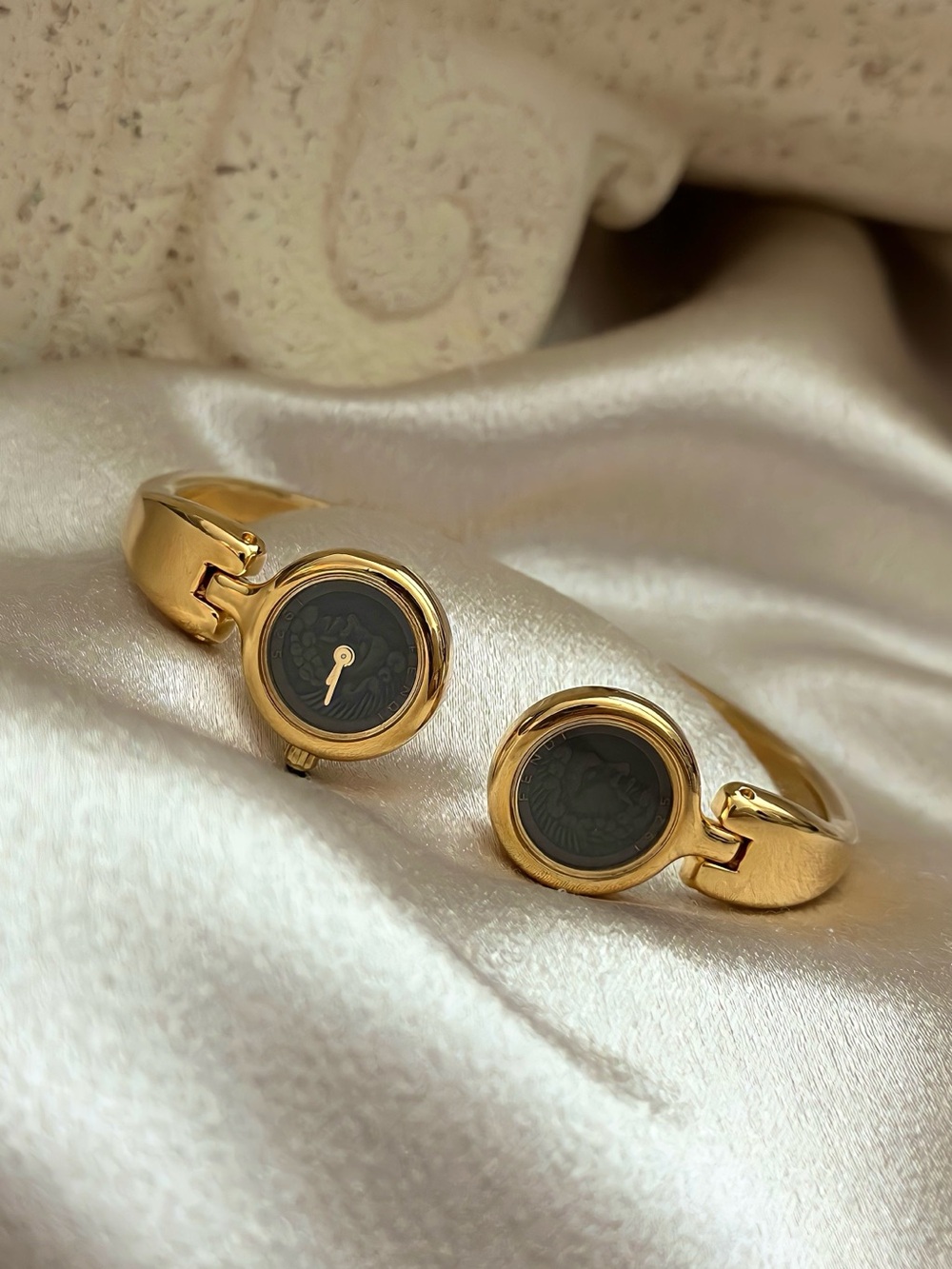 AUTHENTIC RARE VINTAGE FENDI 1925 DOUBLE ROMAN COIN GOLD CUFF WATCH